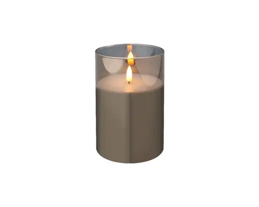 Candela LED Natalizia H.15cm D.10cm Colore Grigio con Cilindro in Vetro | Kaemingk Candela LED Natalizia H.15cm D.10cm Colore Grigio con Cilindro in Vetro | Kaemingk